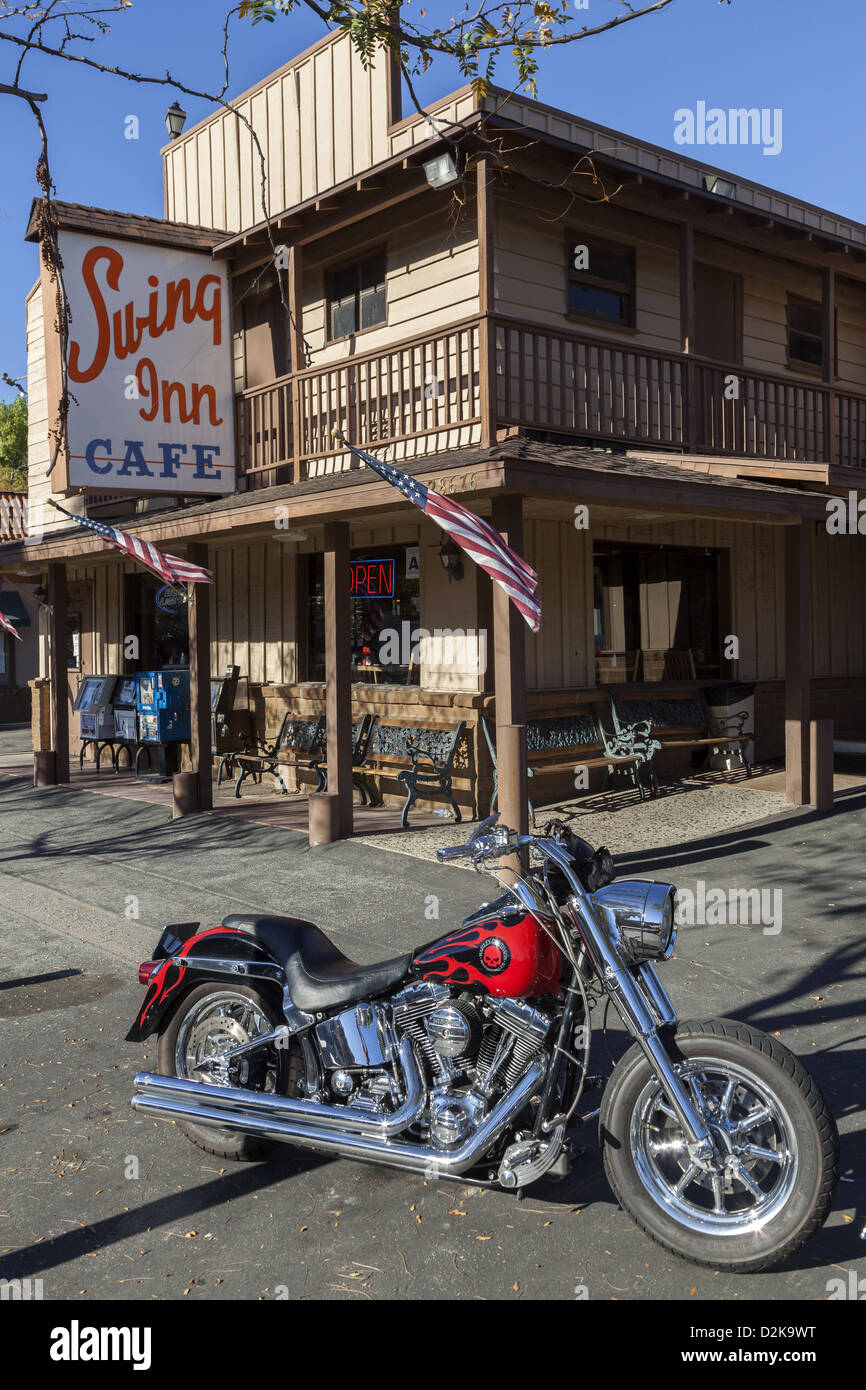 Moto Harley-Davidson stationnée dehors un vieux bâtiment de style occidental de l'Oscillation Inn Cafe à vieux Temecula California USA Banque D'Images