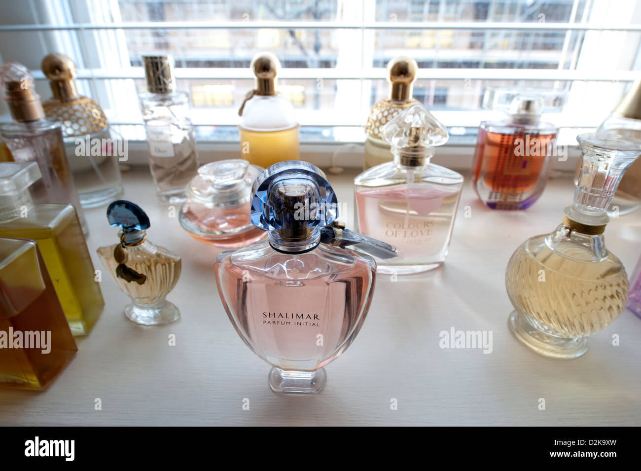 Flacons de parfum sur un rebord de fenêtre Banque D'Images