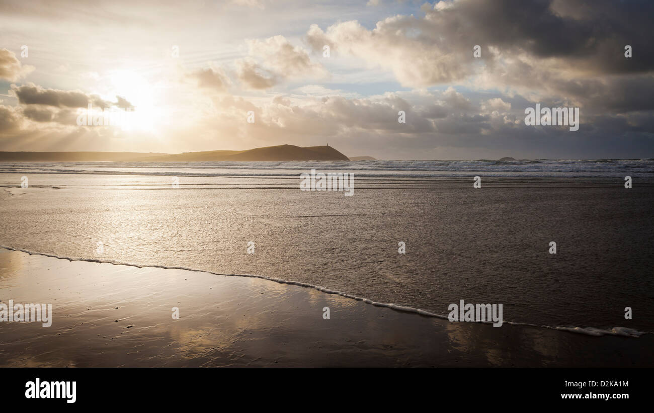 Ciel dramatique au point de pas-à-pas nouveau Polzeath Cornwall England UK Banque D'Images