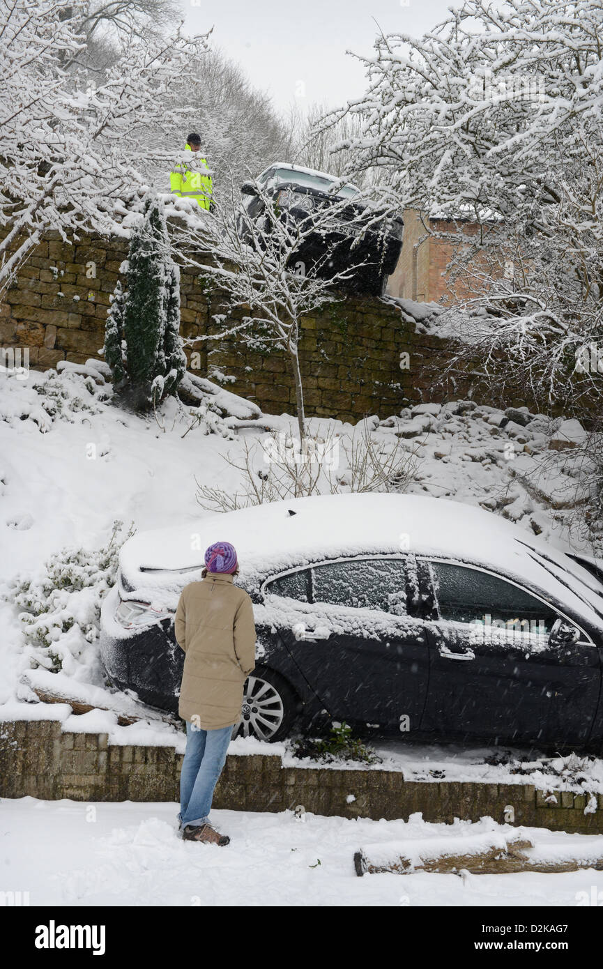 Une Range Rover (ci-dessus) qui a frappé une Vauxhall stationnaire après coulissant dans la neige forcer en jardins ci-dessous sur une colline Banque D'Images