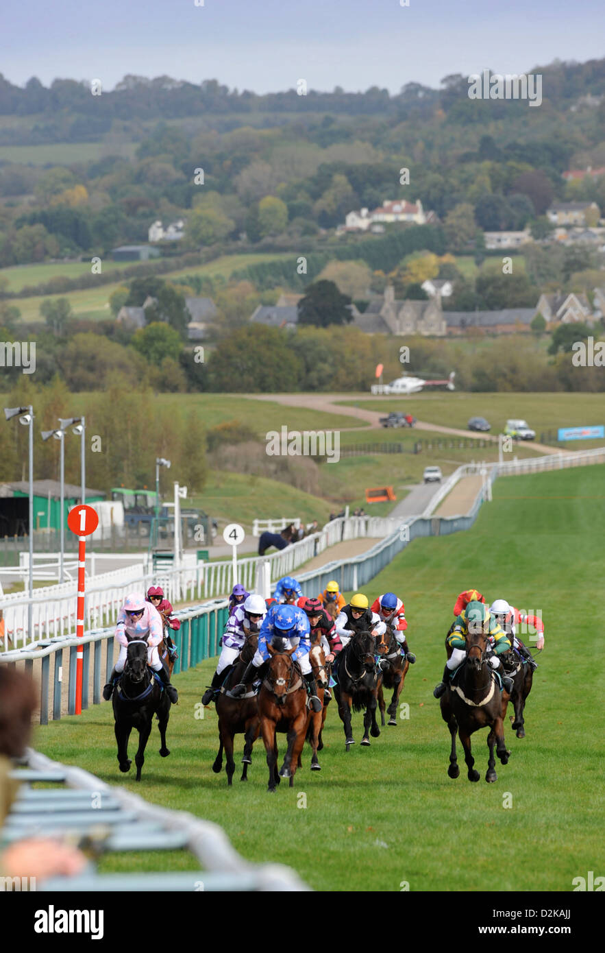 Les jeunes jockeys race jusqu'à la colline dans le 148cm et sous Charles Owen race poney lors d'une réunion finale pour enfants à Cheltenham, Racecour Banque D'Images