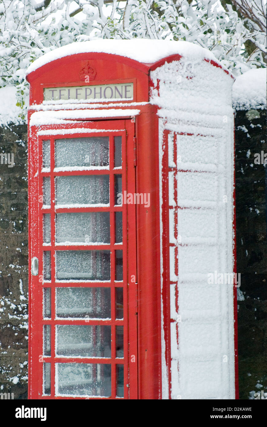 Uk , British, téléphone rouge fort de neige. Banque D'Images