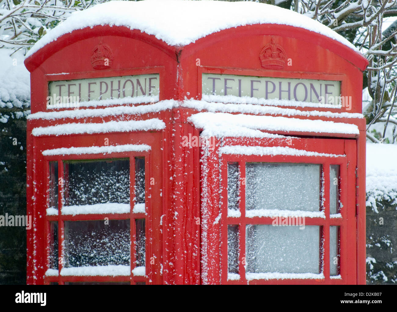 Uk , British, téléphone rouge fort de neige. Banque D'Images