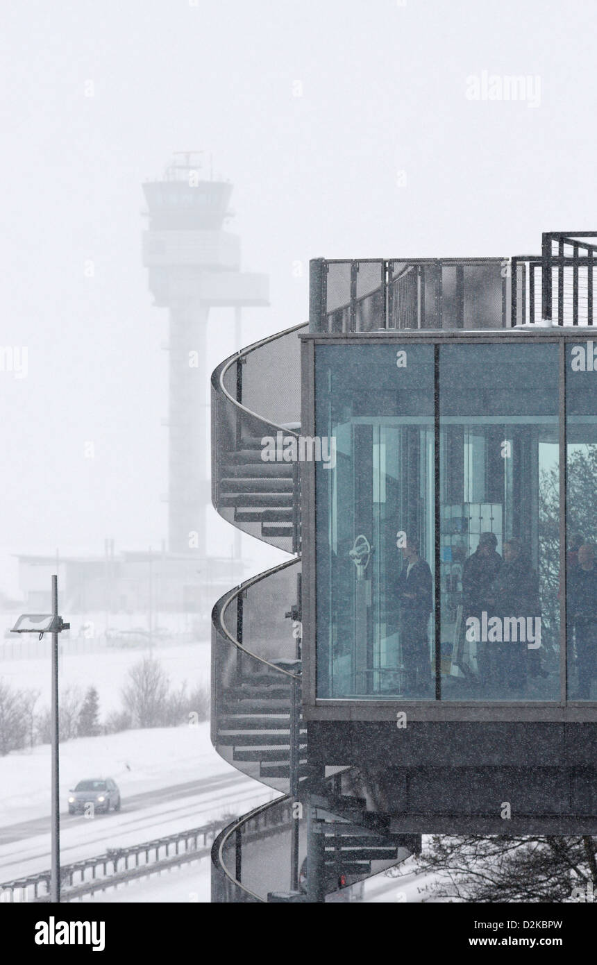 Leipzig, Allemagne, fenêtre de vue à l'aéroport Leipzig-Halle après la conduite de neige Banque D'Images
