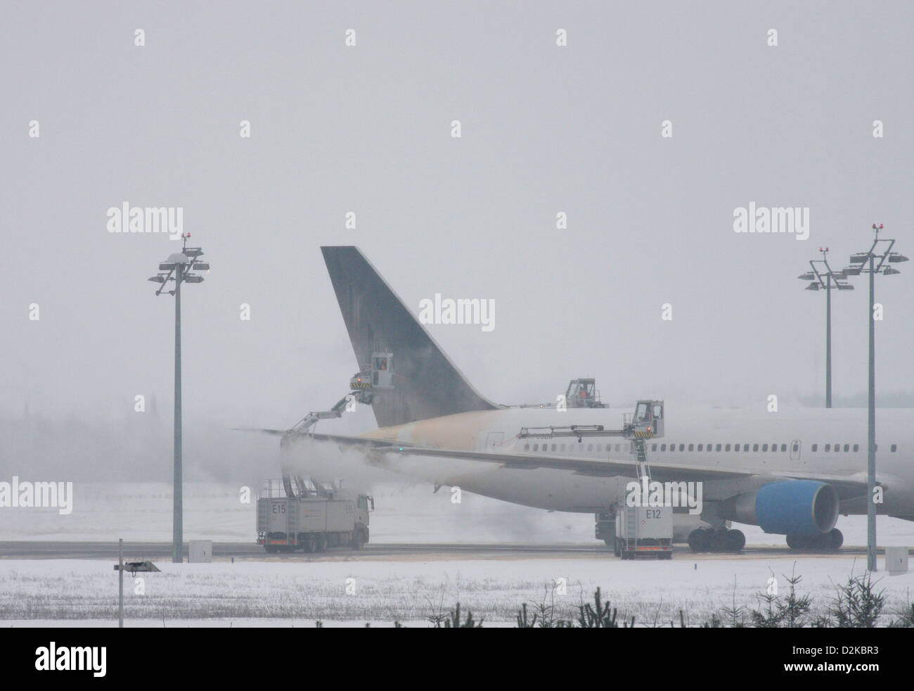 Leipzig, Allemagne, fenêtre de vue à l'aéroport Leipzig-Halle après la conduite de neige Banque D'Images