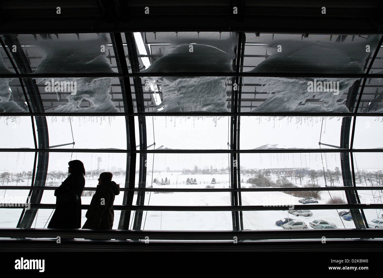 Leipzig, Allemagne, fenêtre image neigeuse à l'aéroport Leipzig-Halle Banque D'Images