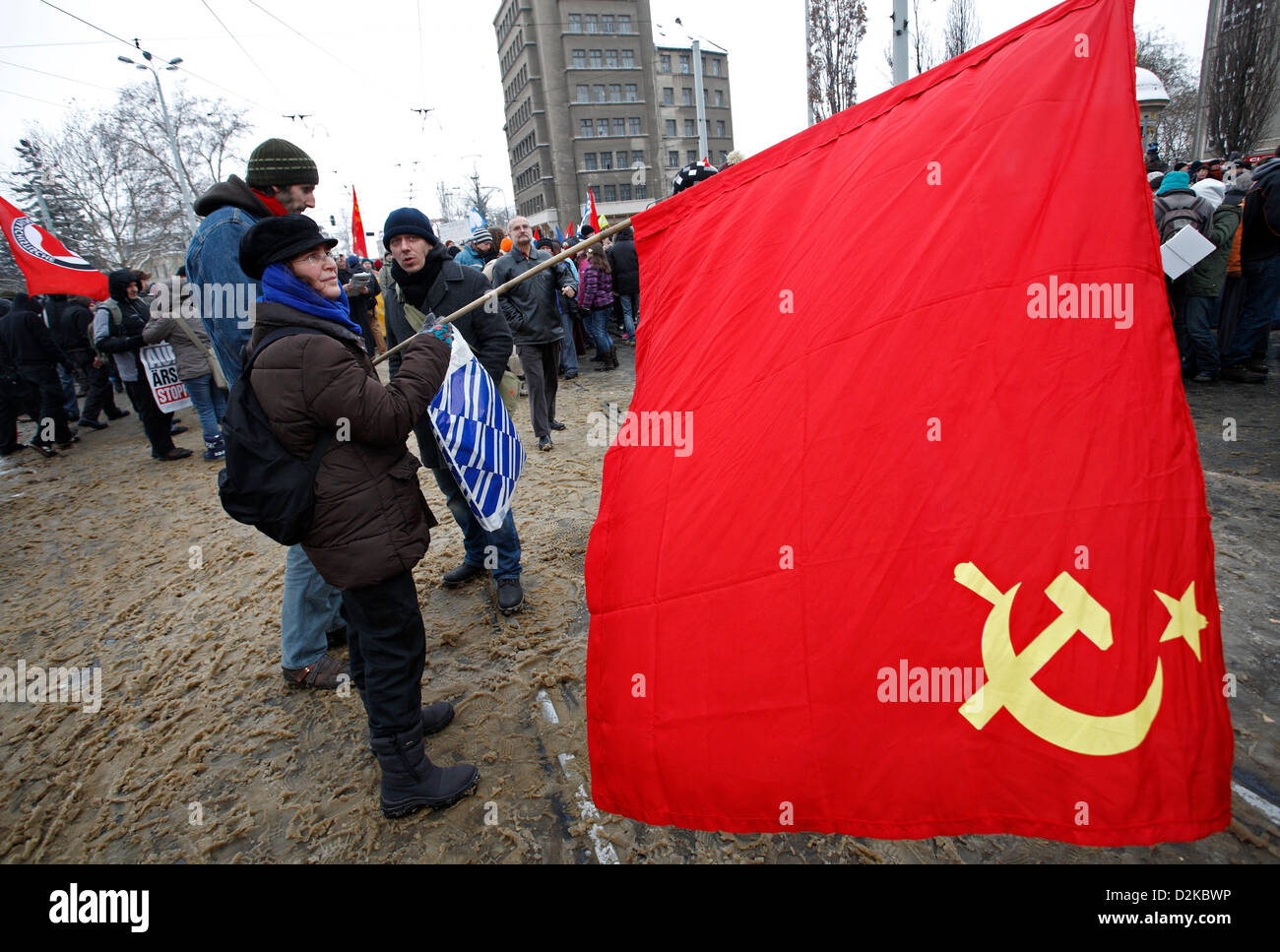 Dresde, Allemagne, une femme avec le drapeau de l'Union soviétique à l'point de rencontre central Banque D'Images