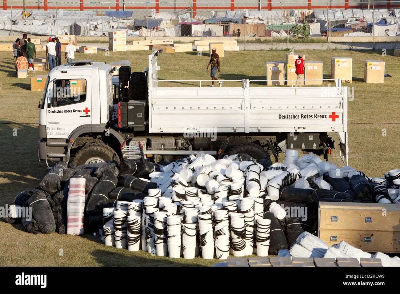 Carrefour, Haïti, les cargaisons d'aide à l'avant d'un camion de la Croix-Rouge allemande Banque D'Images