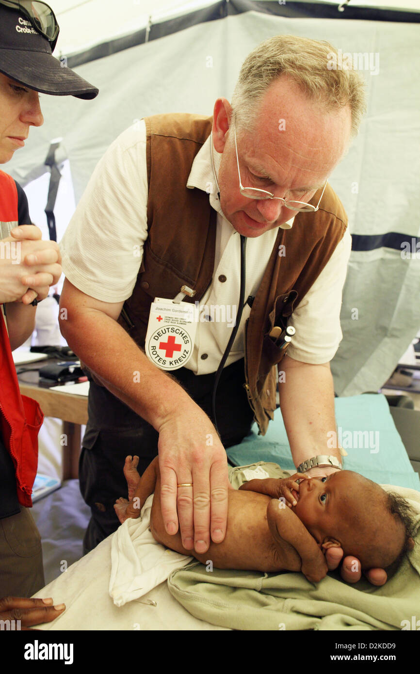 Carrefour, Haïti, le professeur Joachim Gardemann examine un enfant malade Banque D'Images