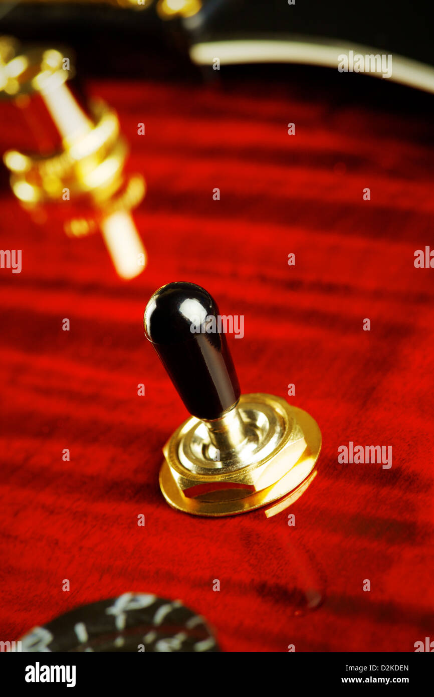 La partie de guitare électrique rouge, dispositif d'interrupteur à bascule, gros plan Banque D'Images