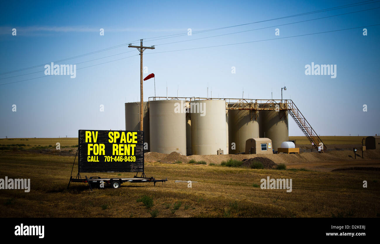 Un RV Espace à louer signe sur une remorque se trouve près des réservoirs de pétrole brut sur la gamme d'huile Bakken dans le Dakota du Nord, près de Williston. Banque D'Images