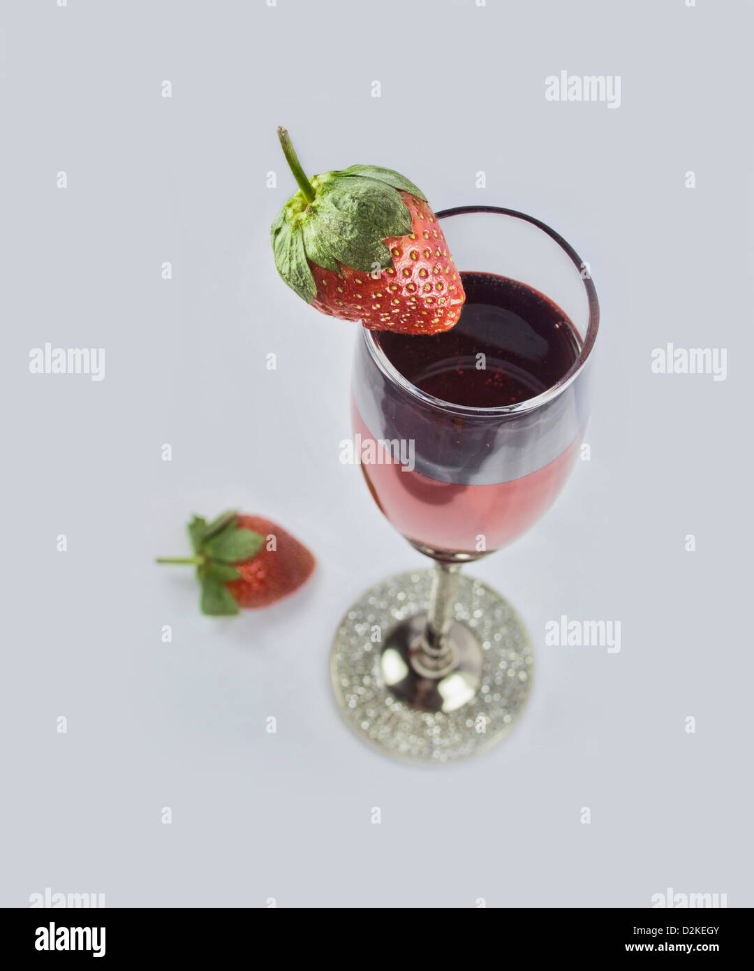Verre de champagne rose avec des fraises Banque D'Images