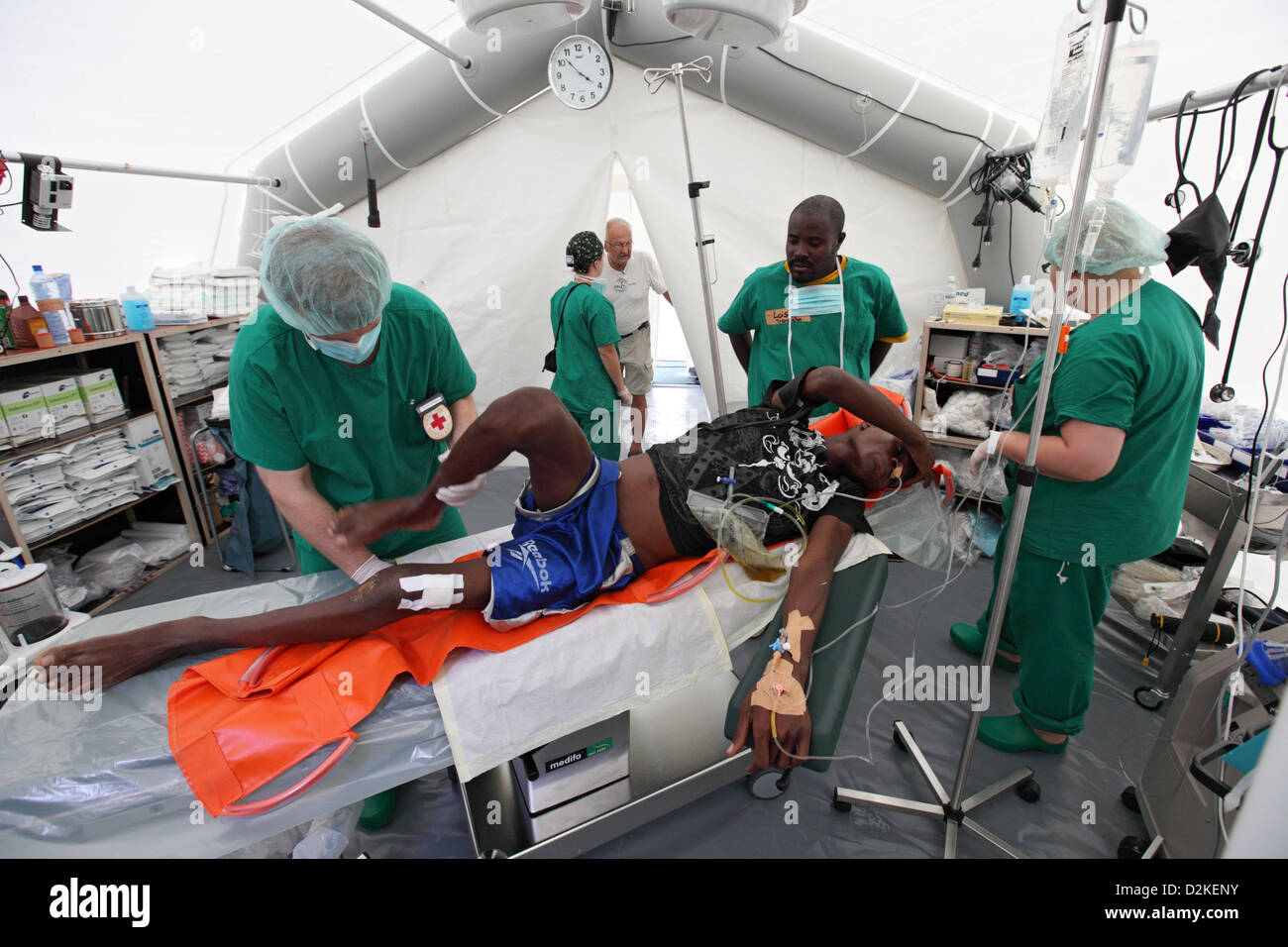 Carrefour, Haïti, les médecins se préparer pour un patient avant une chirurgie Banque D'Images