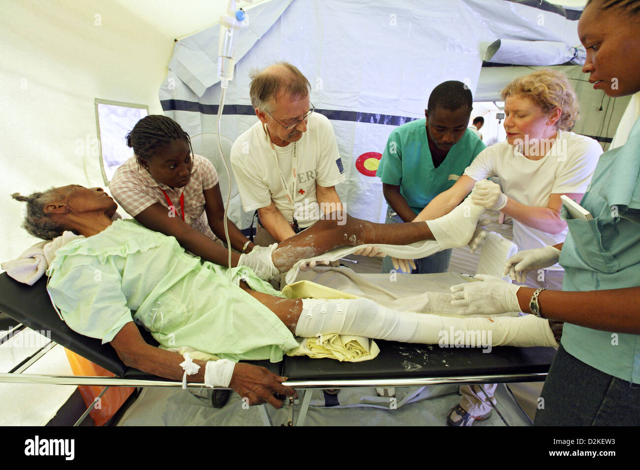 Carrefour, Haïti, médecins et infirmières dans les jambes en plâtre d'une femme Banque D'Images