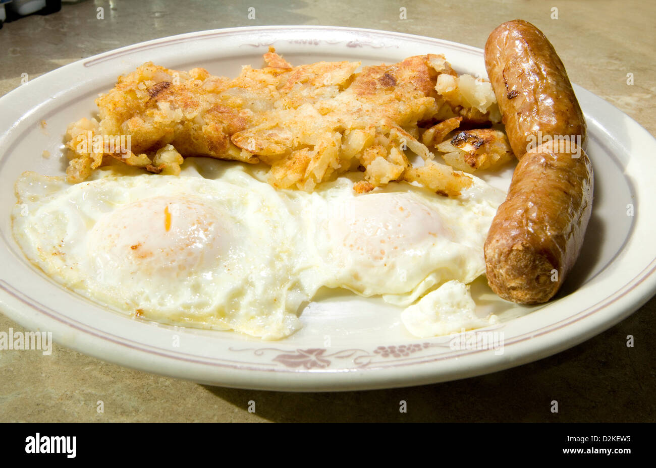 Les œufs plus facile des saucisses de porc avec pommes de terre frites maison petit-déjeuner Banque D'Images