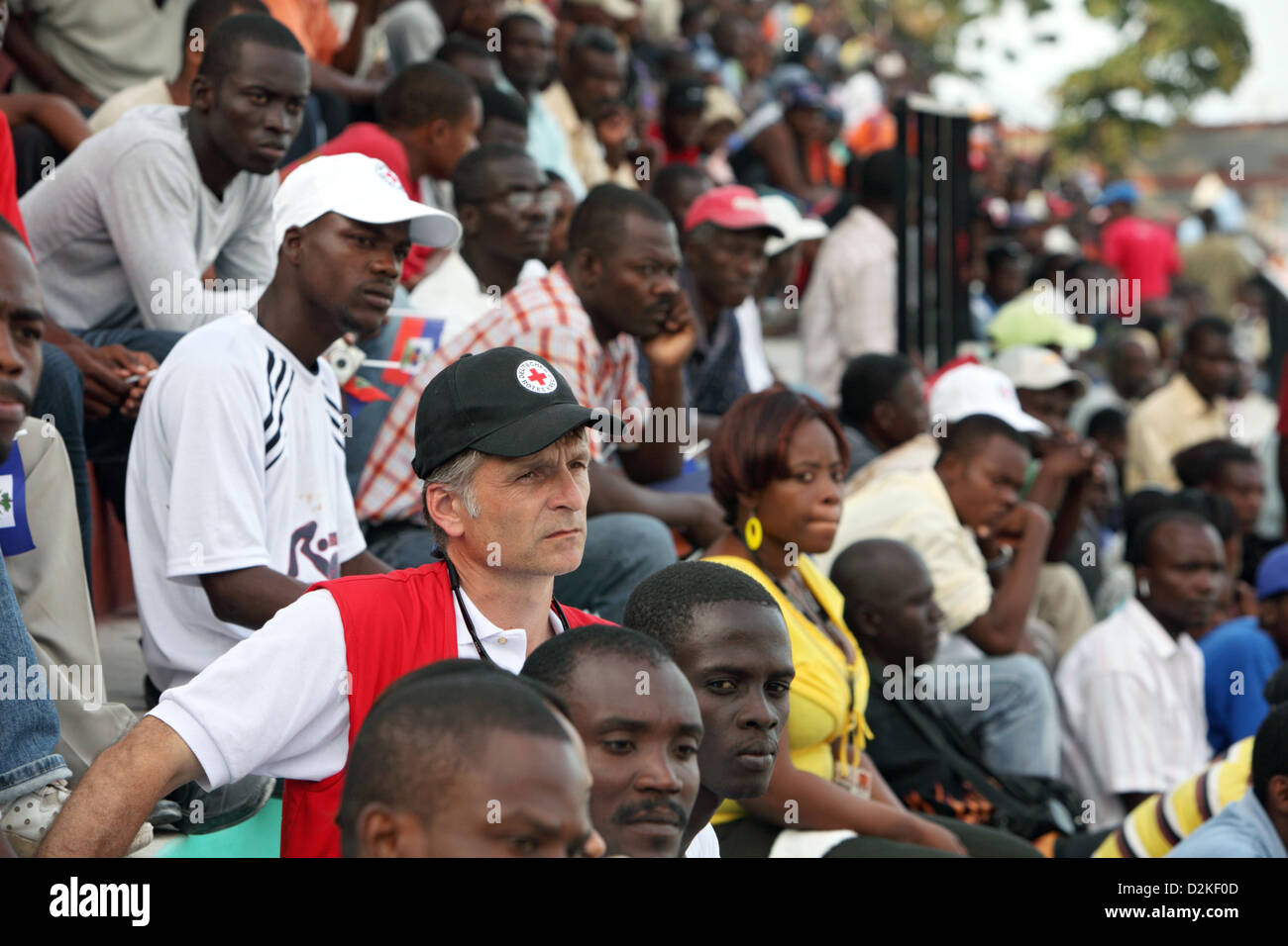 Carrefour, Haïti, les spectateurs regarder la cérémonie d'ouverture de l'hôpital de campagne allemand Banque D'Images