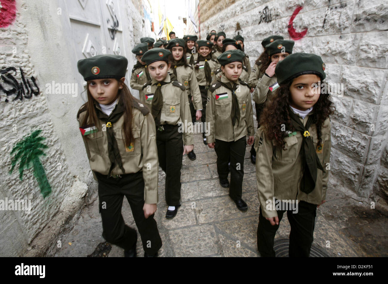 27 janvier 2013 - Jérusalem, Cisjordanie, territoire palestinien - les scouts palestiniens jouer des instruments de musique qu'ils défilent dans les rues de la vieille ville de Jérusalem le 27 janvier 2013 (Crédit Image : © Mahfouz Abu Turk/APA Images/ZUMAPRESS.com) Banque D'Images