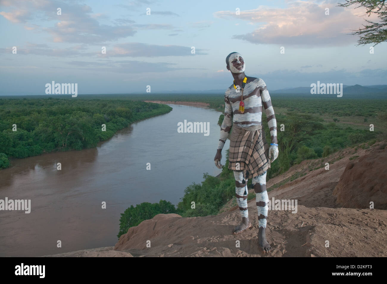 Portrait de l'homme sur Kara décorées falaise donnant sur la rivière et la vallée de l'Omo ci-dessous Banque D'Images