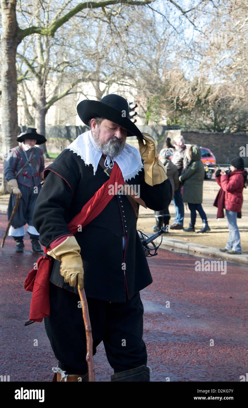 La guerre civile anglaise des défilés de la société dans le centre de Londres pour marquer l'anniversaire de l'exécution du Roi Charles I en 1649 Banque D'Images