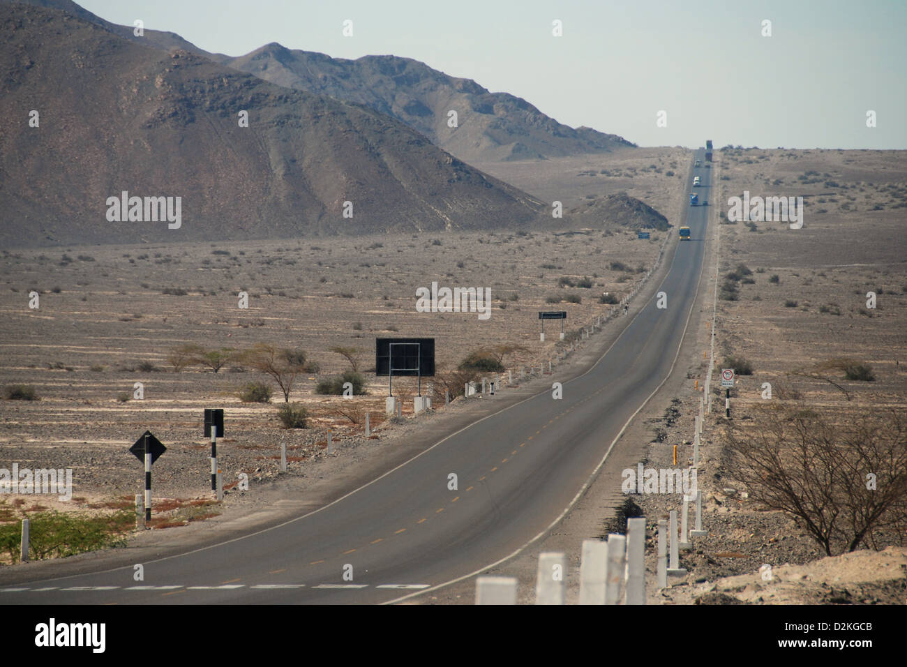 Route panaméricaine à travers le désert de Nasca au Pérou Banque D'Images