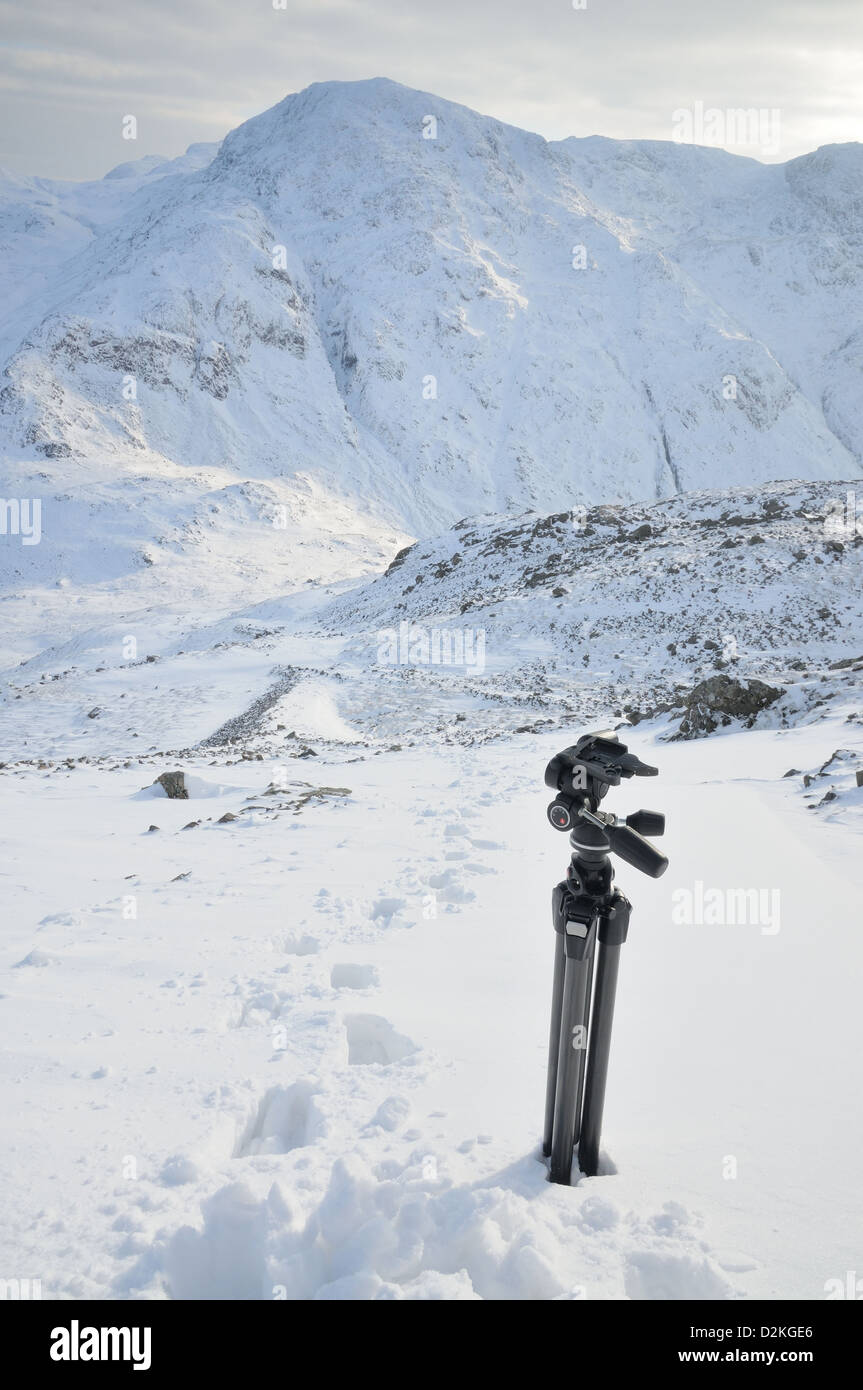 Trépied dans la neige le grand pignon, avec beaucoup d'effet à l'arrière-plan. L'hiver dans le Lake District Banque D'Images