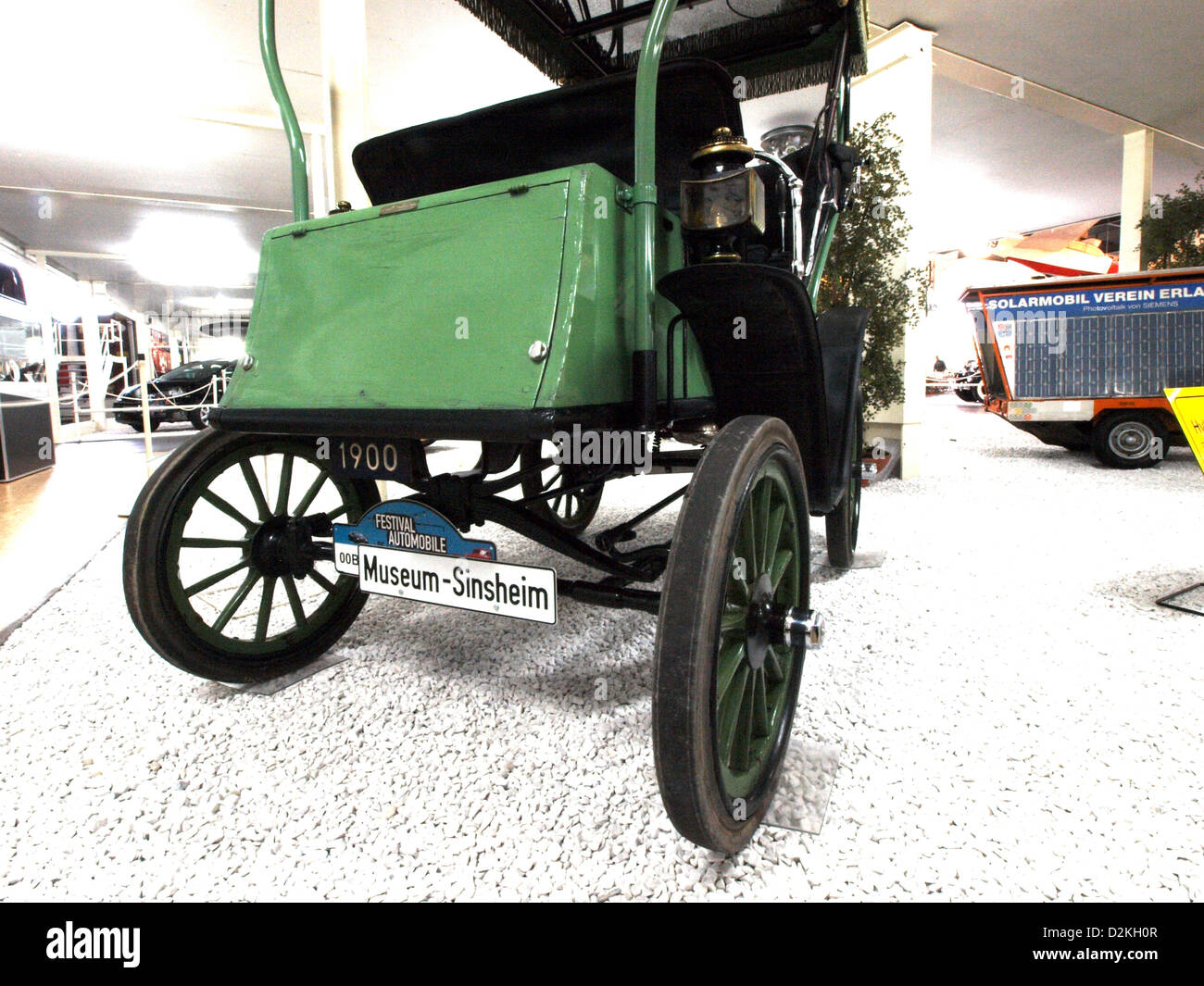 Le Columbia Electroauto est un véhicule électrique reconnu pour son design écologique et son efficacité énergétique. Cette voiture électrique a été conçue principalement pour les courts trajets et est souvent utilisée en milieu urbain et dans les communautés fermées, offrant une alternative pratique et écologique aux voitures traditionnelles à essence. Banque D'Images