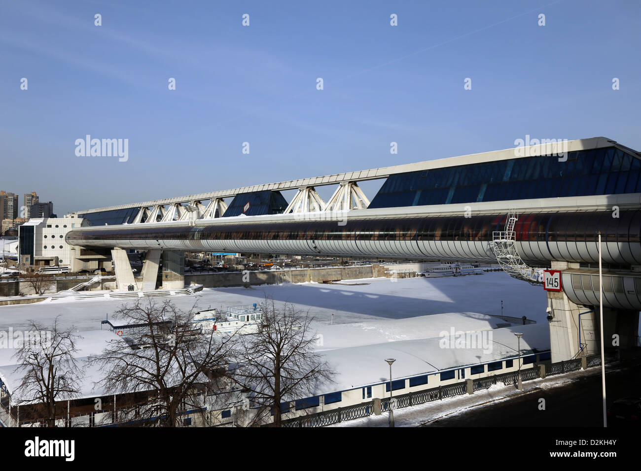 Pont Bagration piétonne dans la ville de Moscou sur la rivière gelée Banque D'Images