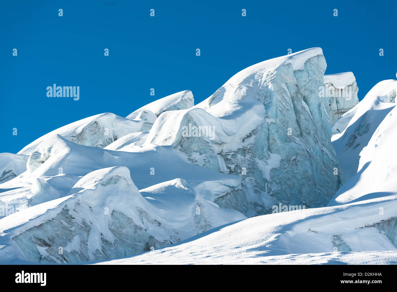 Crevasse glaciaire et structures de glace dans un glacier au-dessus de Saas-Fee, Valais, Suisse Banque D'Images