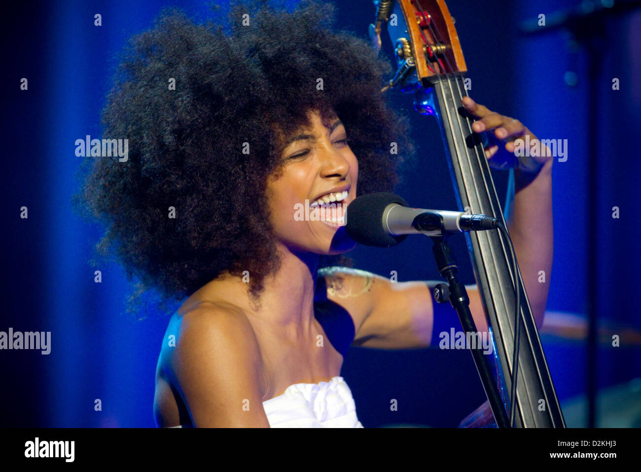 Esperanza Spalding en concert du Prix Nobel de la paix 2009 à Oslo, Norvège, le 11 décembre 2009. (Photo by Scott London) Banque D'Images