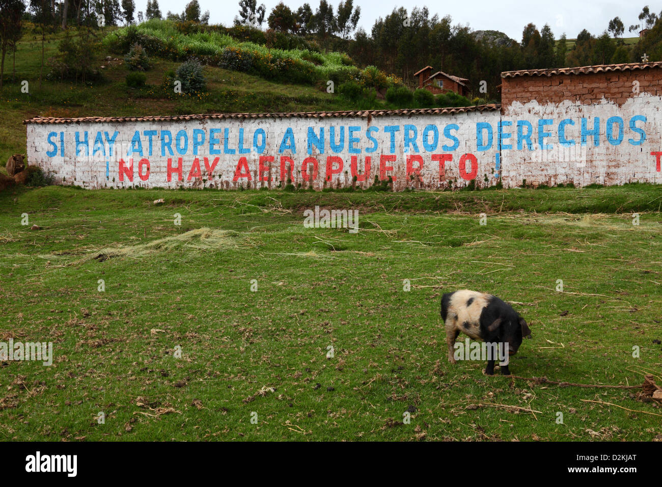 L'écriture sur mur de ferme pour protester contre l'intention de construire un aéroport international près du village de Chinchero , près de Cusco , Pérou Banque D'Images