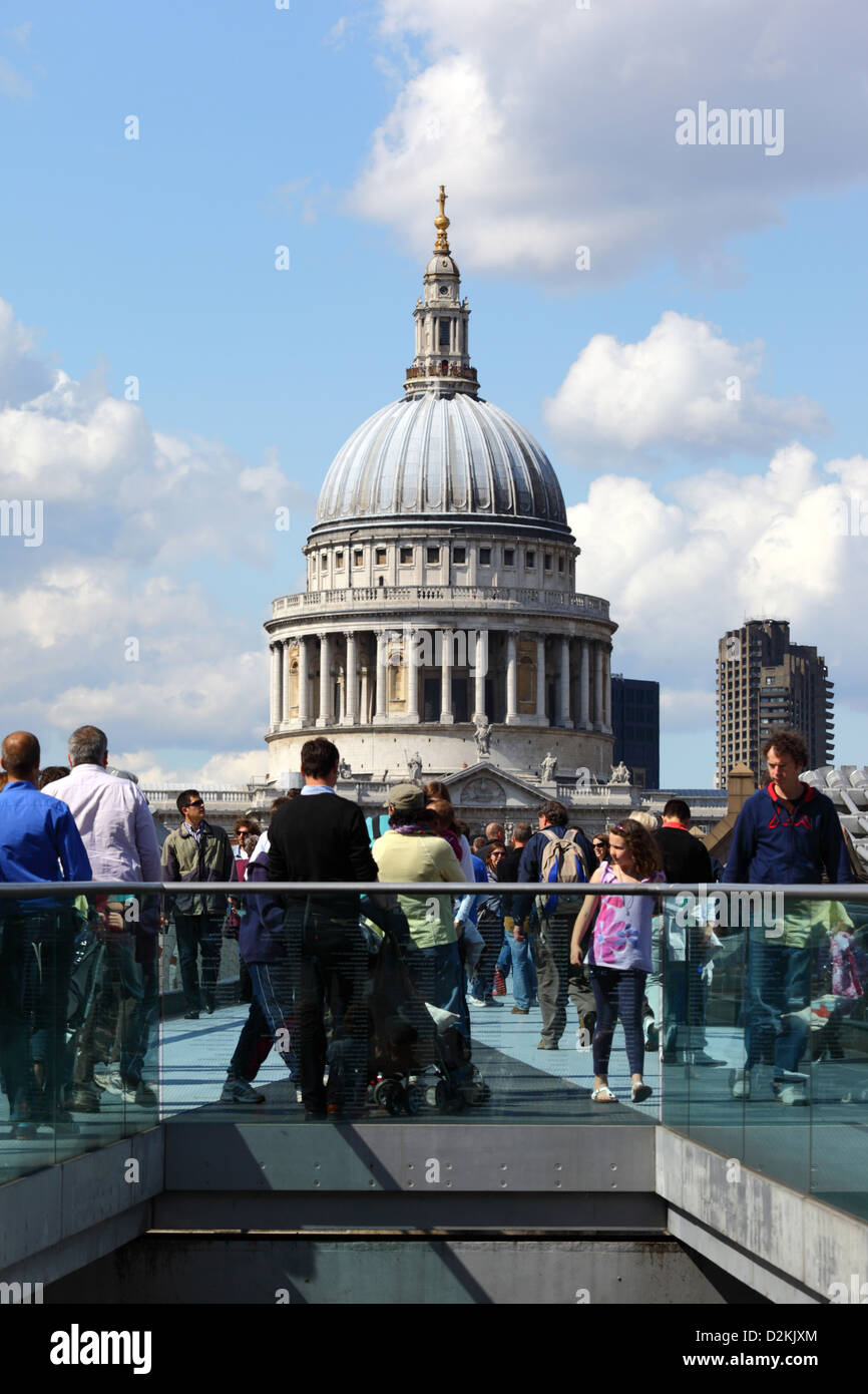 Les gens de marcher à travers la passerelle du millénaire de Londres, dôme de la Cathédrale St Paul en arrière-plan, Londres, Angleterre Banque D'Images