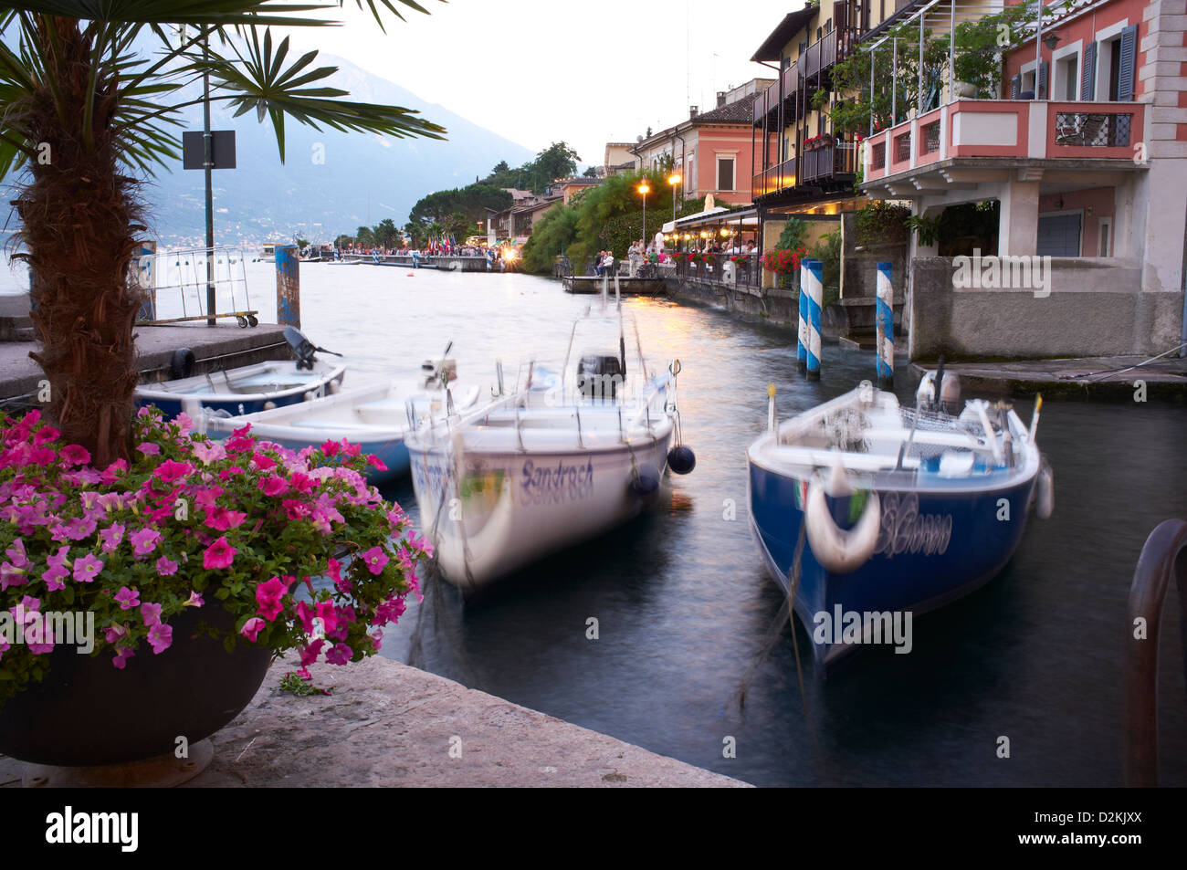 Les petits bateaux tourné dans la soirée, vieille ville de Limone Lac de Garde Italie Banque D'Images