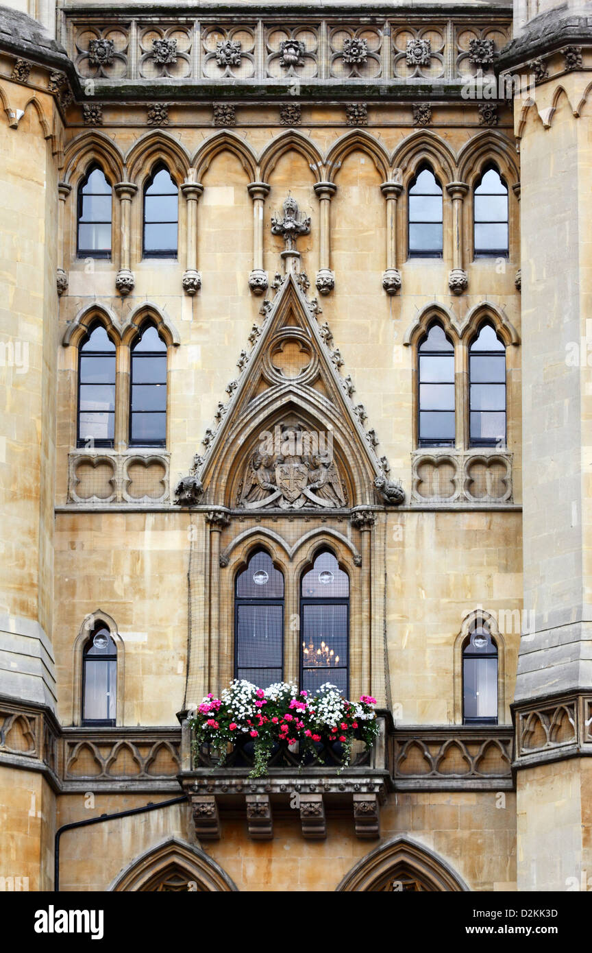 Détail de la fenêtre, du coffret de fenêtre et des sculptures en pierre sur la façade de Westminster School (The Royal College of préparé Peter), Londres, Angleterre Banque D'Images