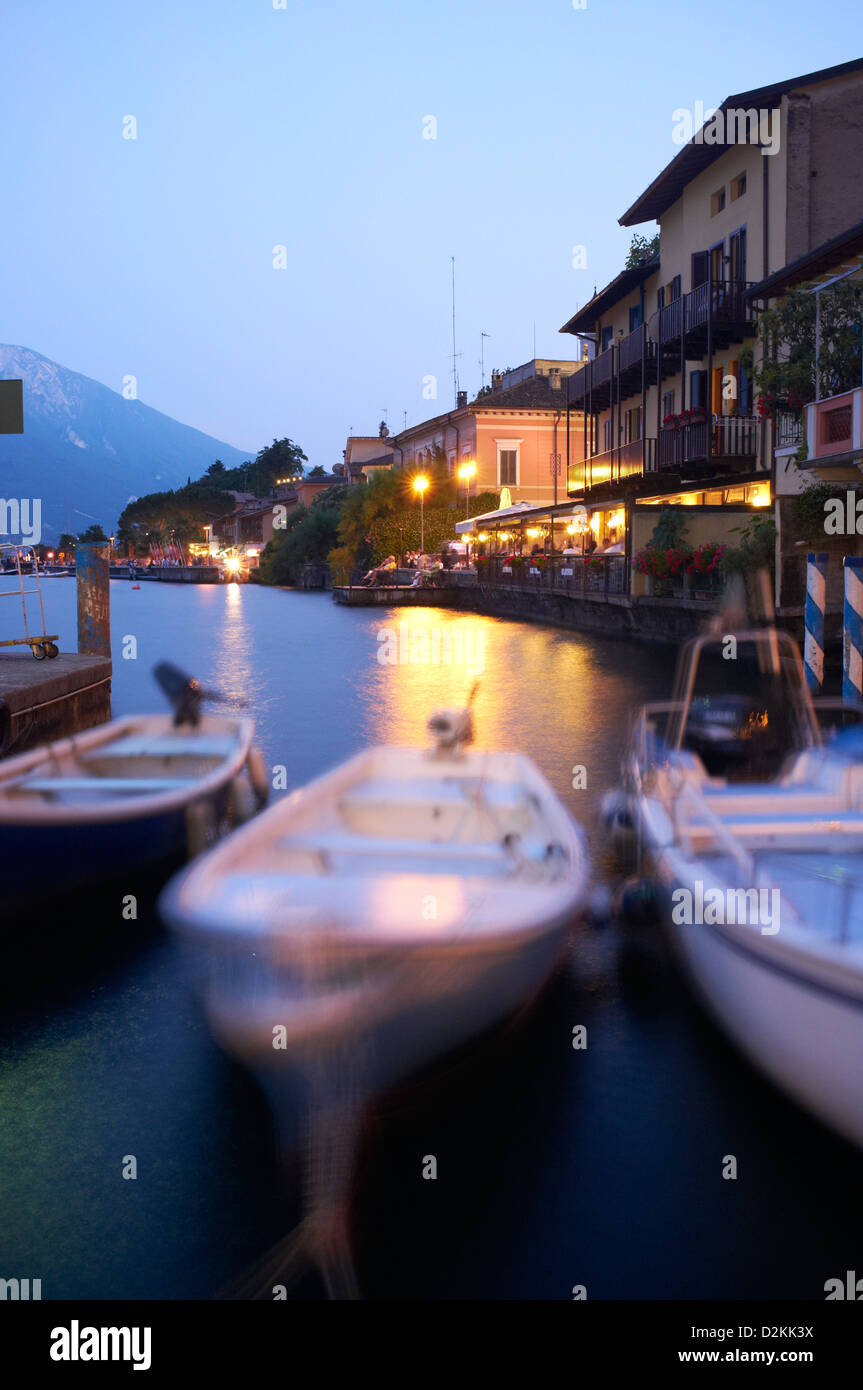 Les petits bateaux tourné dans la soirée, vieille ville de Limone Lac de Garde Italie Banque D'Images