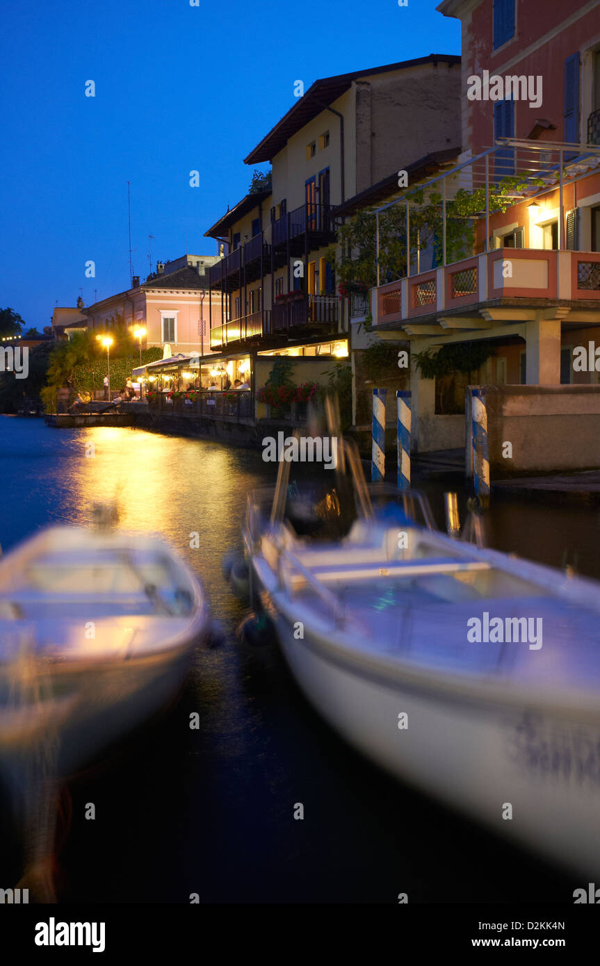 Les petits bateaux tourné dans la soirée, vieille ville de Limone Lac de Garde Italie Banque D'Images