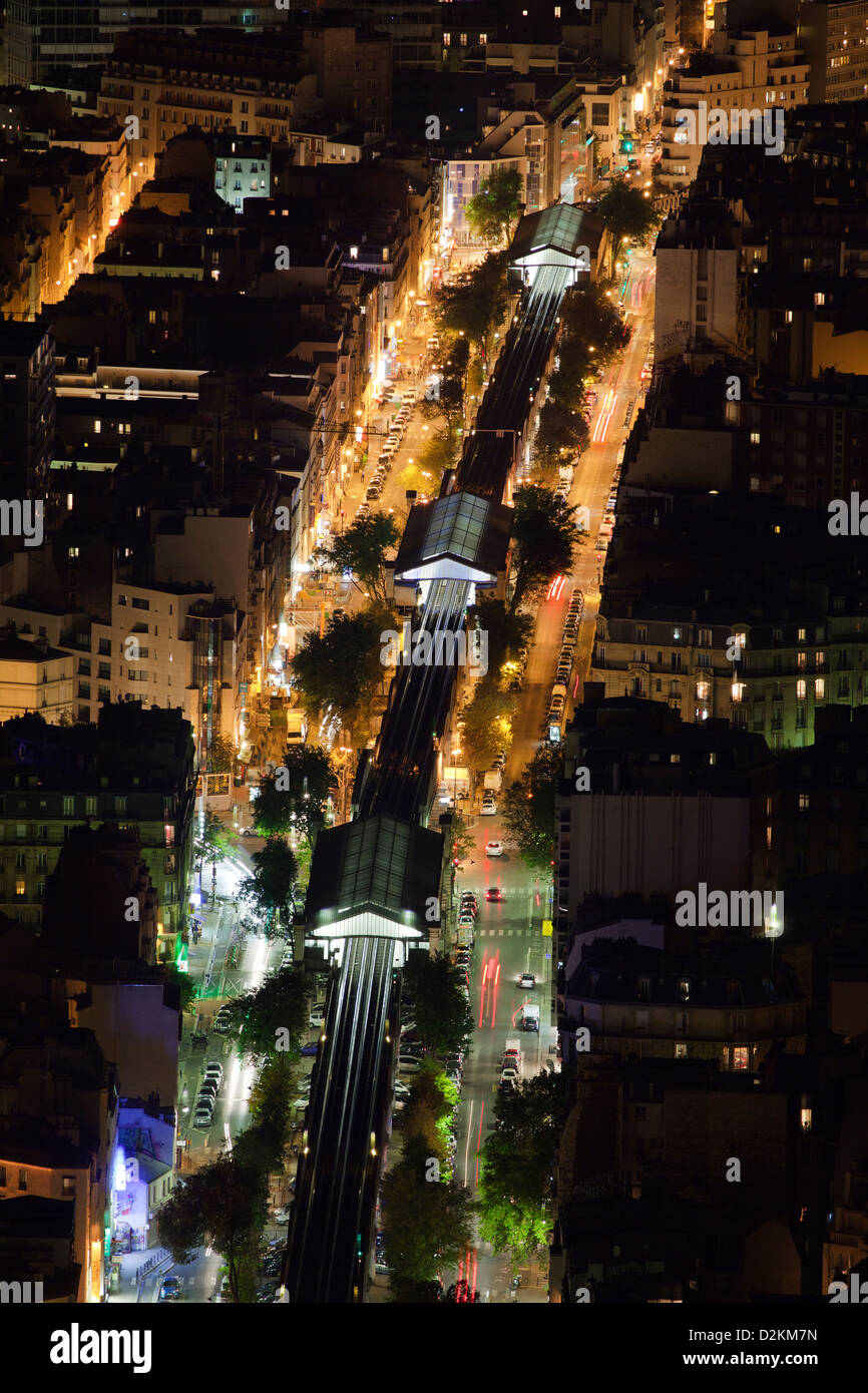 Rue du rocher avec des stations de métro Sèvres-Lecourbe, Cambronne et Dupleix à Paris la nuit Banque D'Images