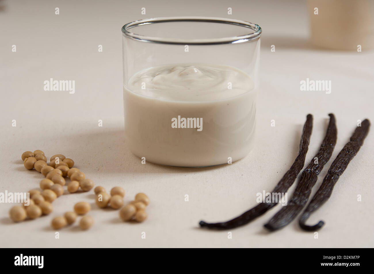 Vue rapprochée d'un yaourt au soja vanille bio soja bio Vanille et Banque D'Images