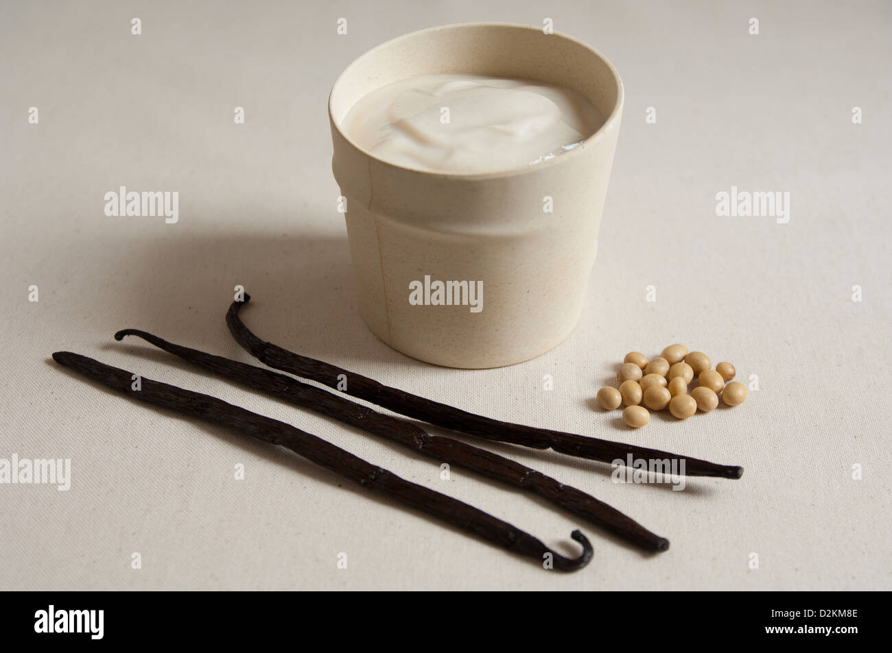 Vue rapprochée d'un yaourt au soja vanille bio soja bio Vanille et Banque D'Images