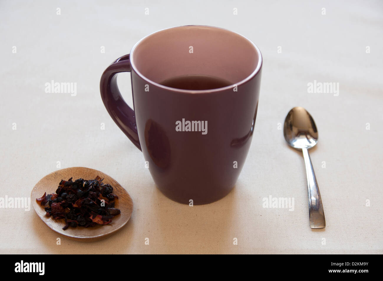 Herbes séchées bio et fruits préparation dans un bol et de tisane dans une tasse. Banque D'Images