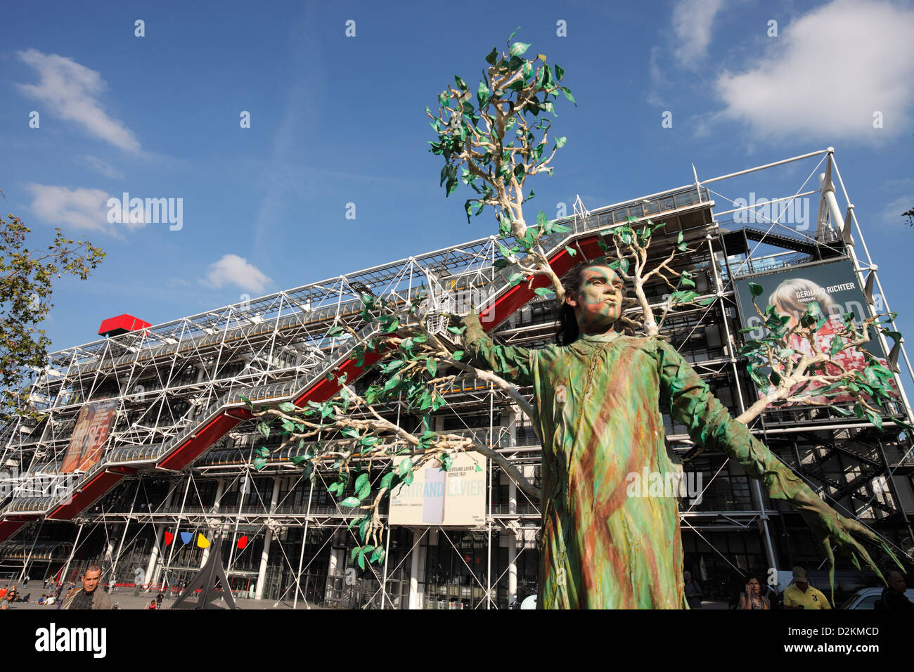 Artiste de rue en face du Centre Pompidou à Paris conçu par Renzo Piano et Richard Rogers Banque D'Images