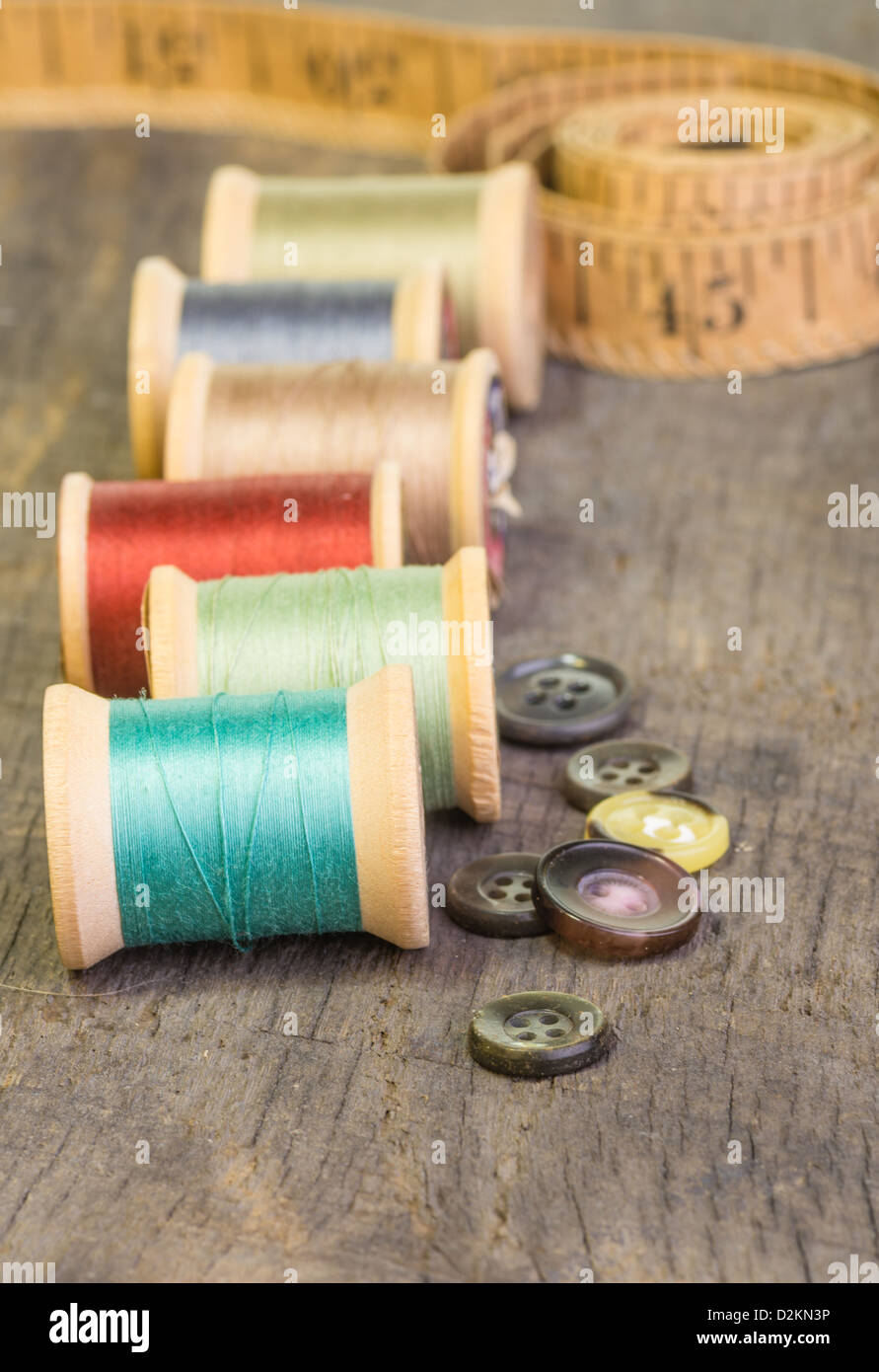 Boutons et ruban à mesurer avec des bobines de fil Banque D'Images