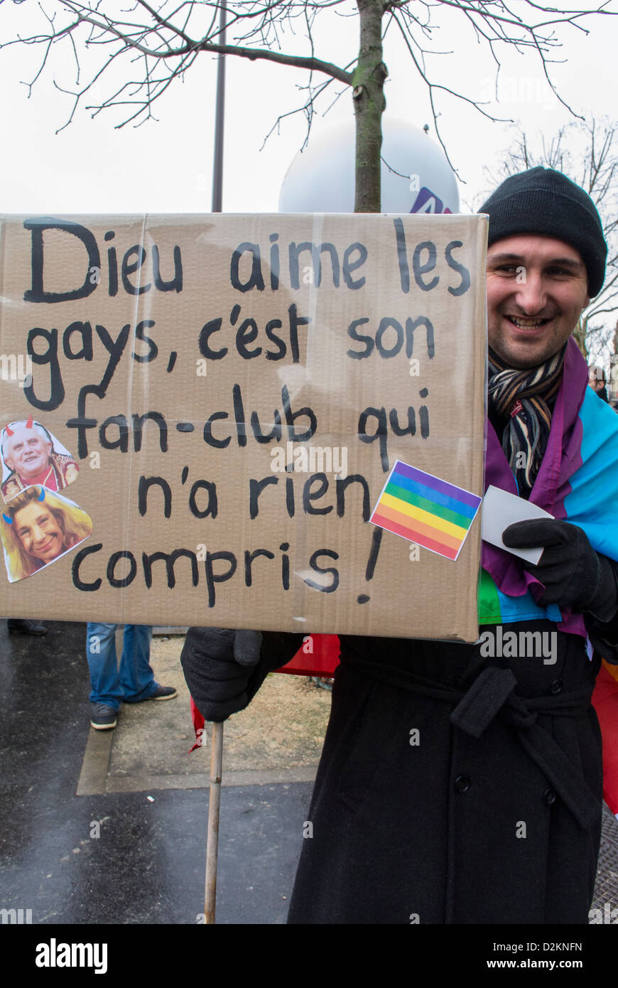 Paris, France, French Man Holding Sign, lors de la manifestation pro gay Marriage, « Dieu aime les gays, c'est son Fan Club qui ne fait pas » signe de protestation gay Banque D'Images