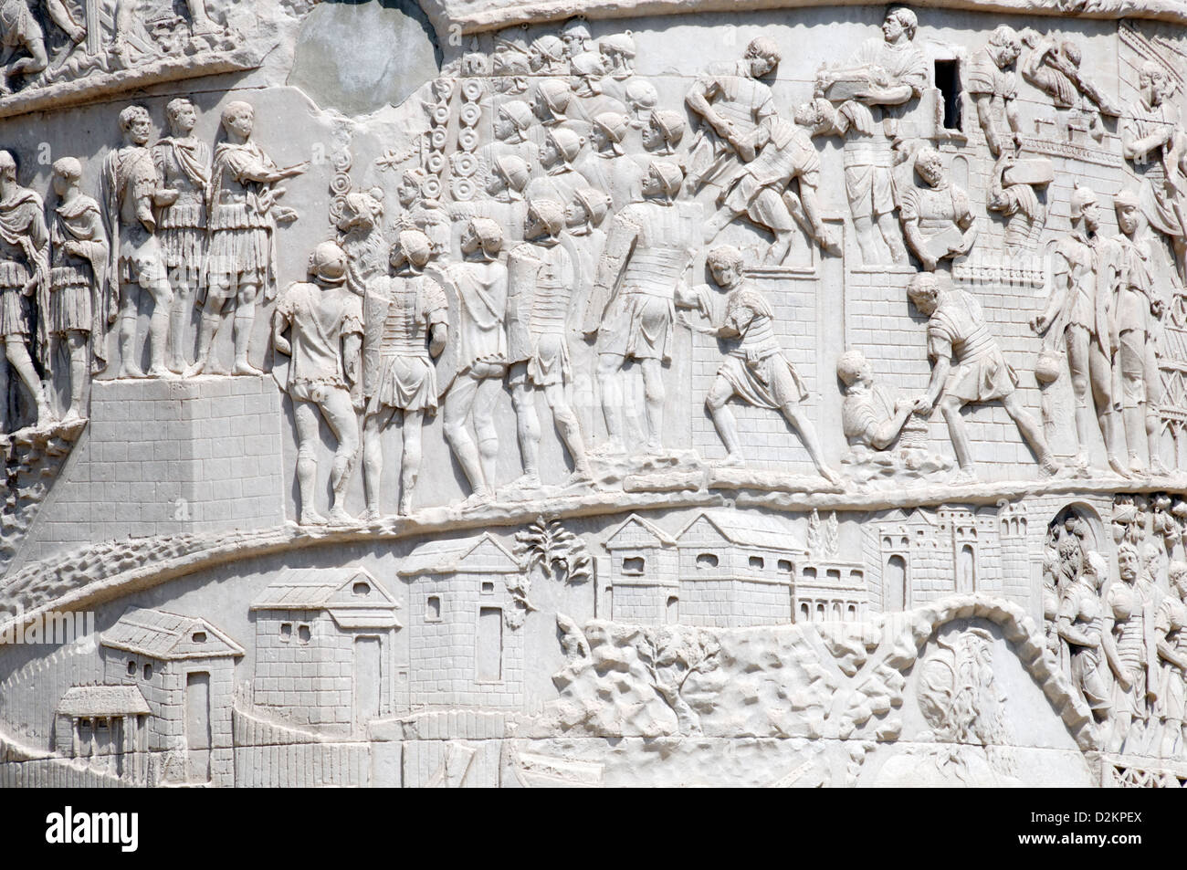 Rome. L'Italie. Vue rapprochée de l'art sculptural détail de la colonne Trajane sur le forum de l'empereur romain Trajan Banque D'Images
