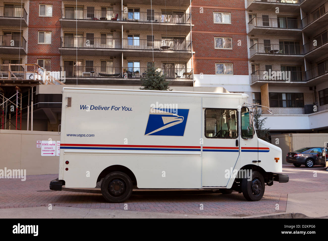 Camion de livraison USPS garée en face de l'appartement immeuble - Arlington, Virginia, USA Banque D'Images