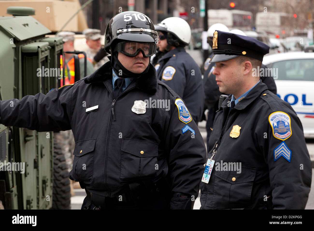 Contrôle de la foule des policiers en casques Banque D'Images