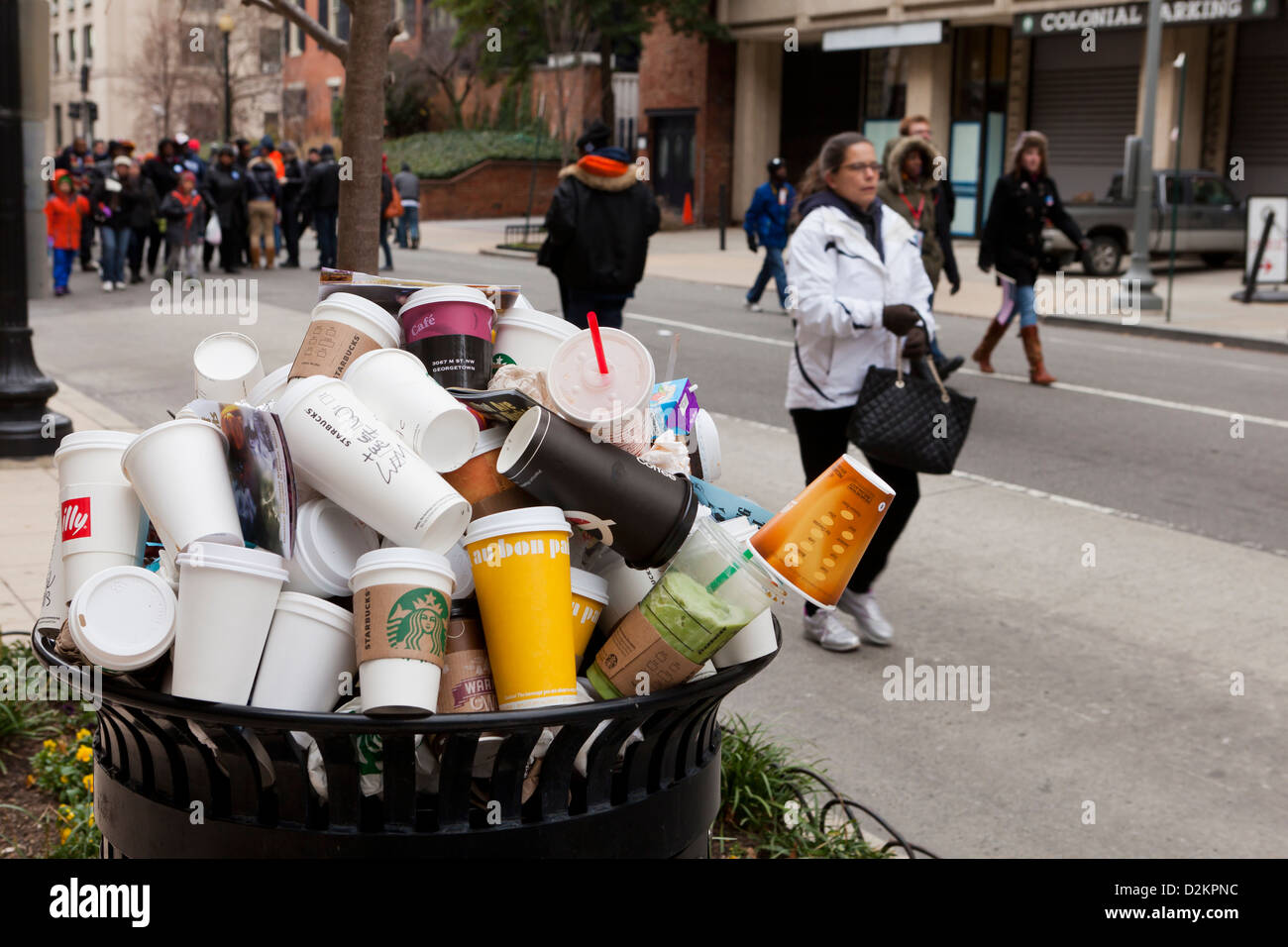 Jeter les gobelets à café déborde d'poubelle publique Photo Stock - Alamy