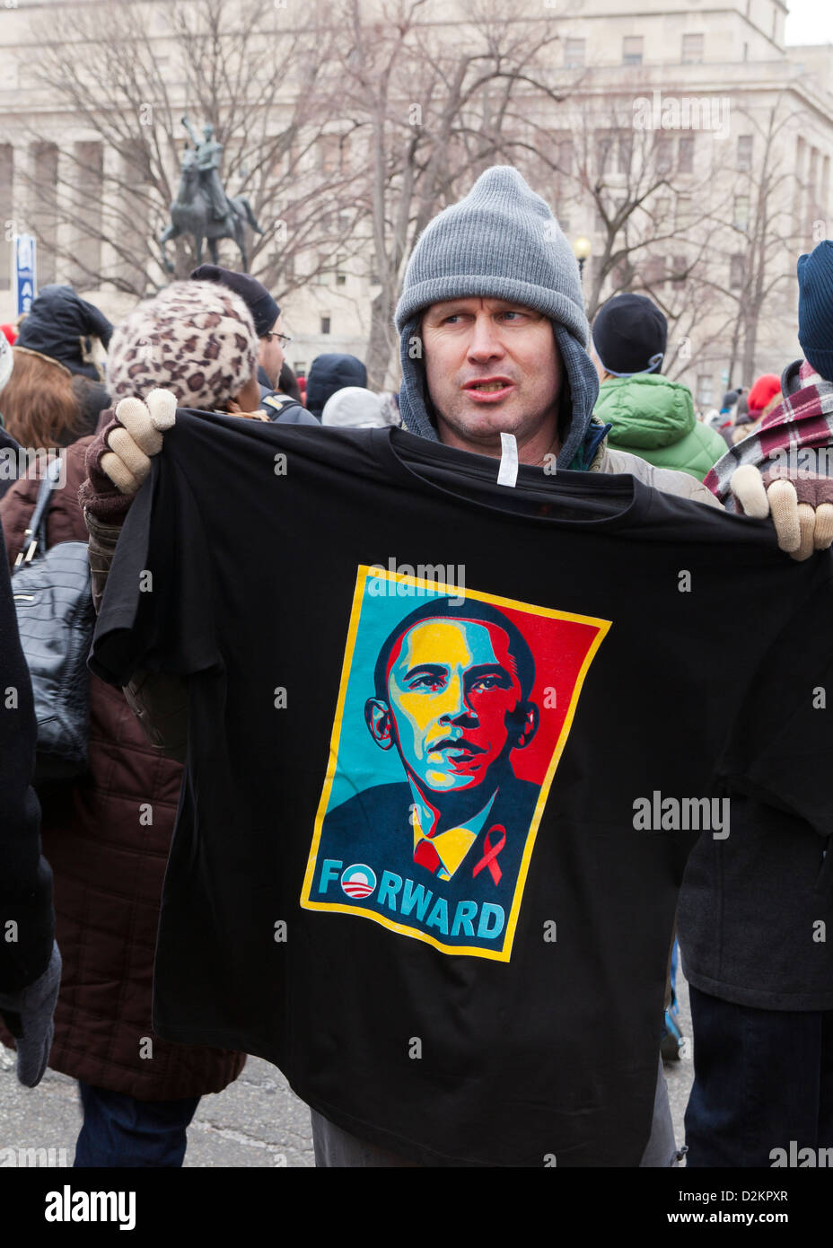 Homme tenant un T-shirt Obama Banque D'Images