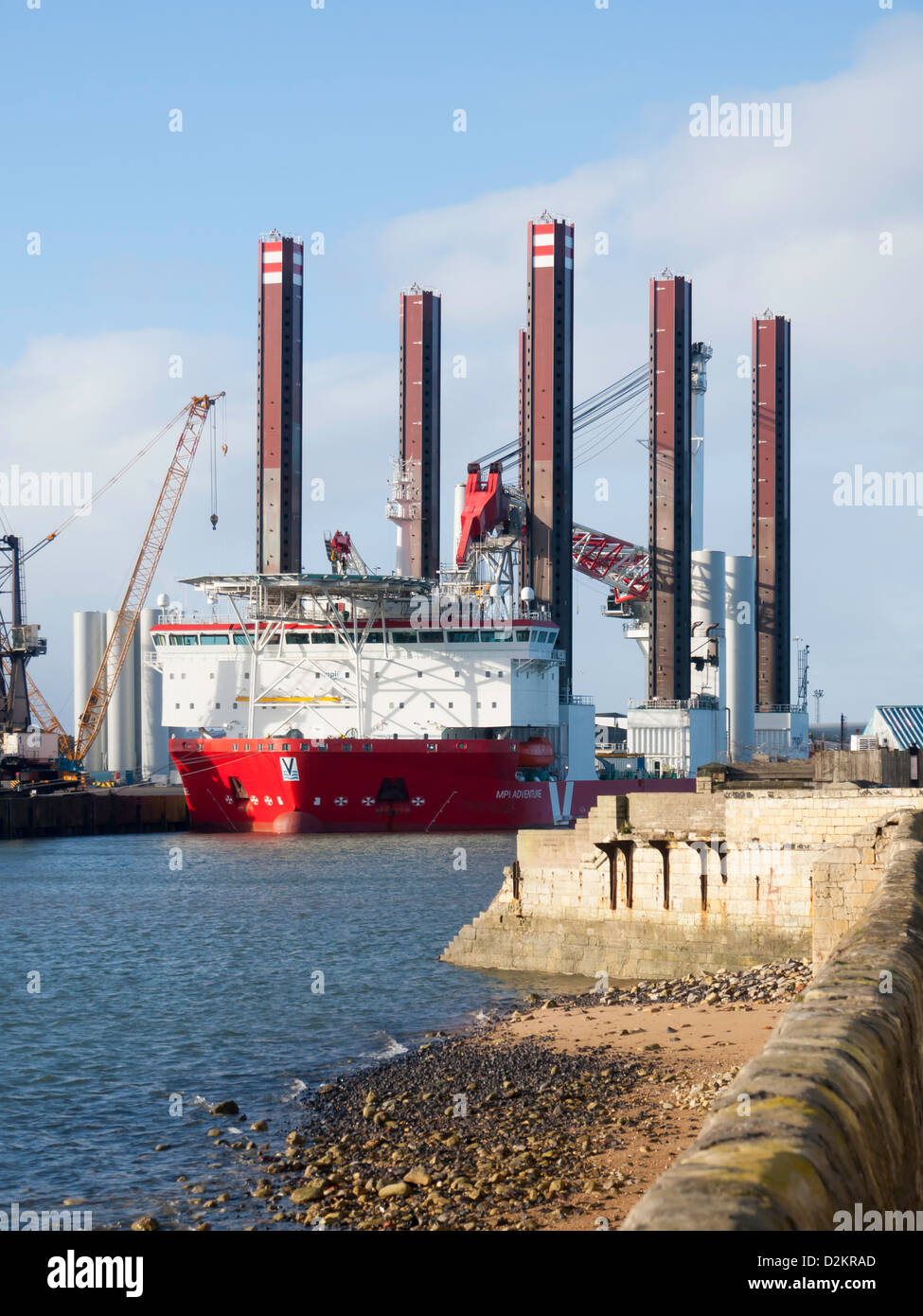 Navire à l'aide d'un cric de levage lourd Aventure MPI à Hartlepool harbour loading pièces durant la construction de la ferme éolienne de Redcar Banque D'Images