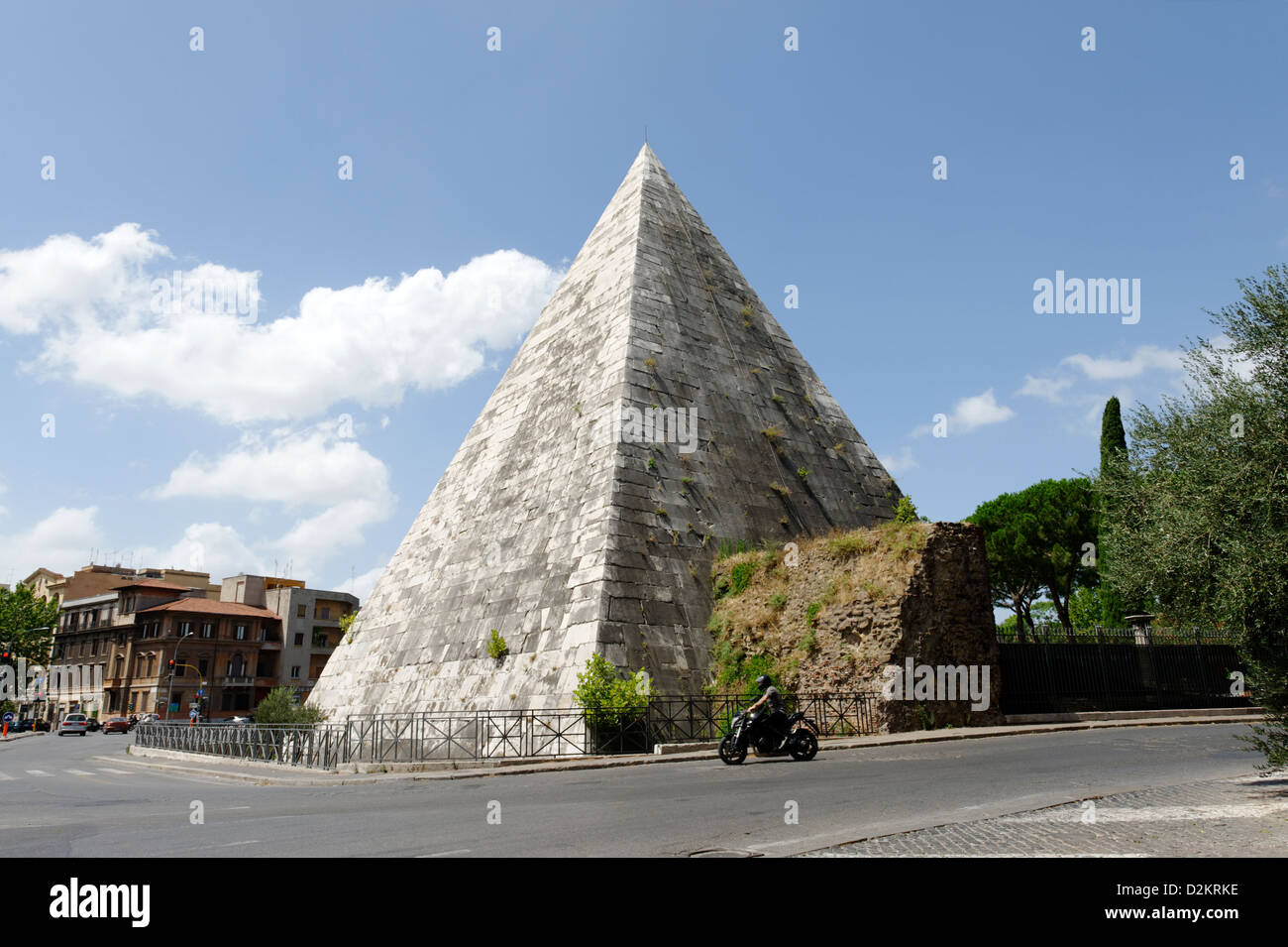 Rome. L'Italie. Vue de la pyramide égyptienne comme monument de Caius Cestius à Rome le quartier de Testaccio. Banque D'Images