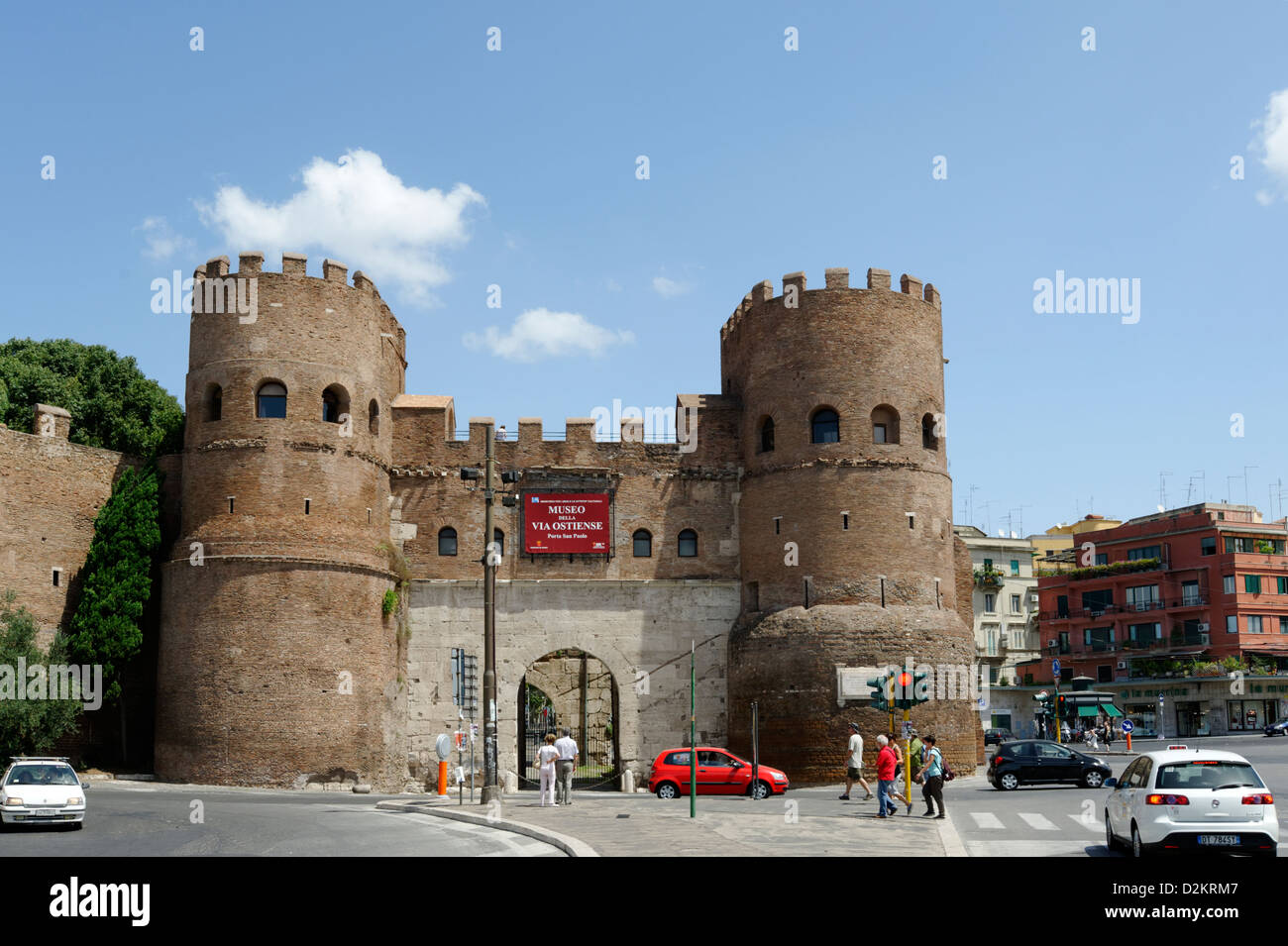 La Porta San Paolo avec des tours jumelles, l'une des portes du sud dans le circuit de 19 kilomètres de la 3ème siècle Murs Auréliens. Banque D'Images